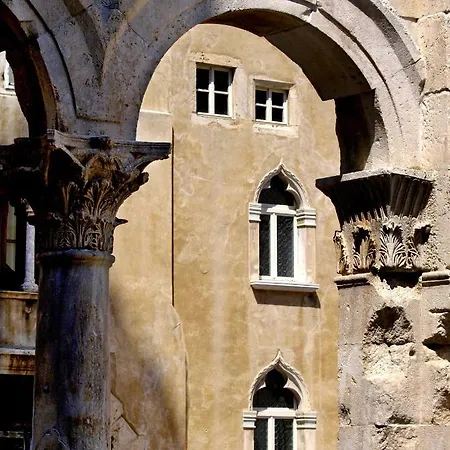 Old Town Tone Apartment